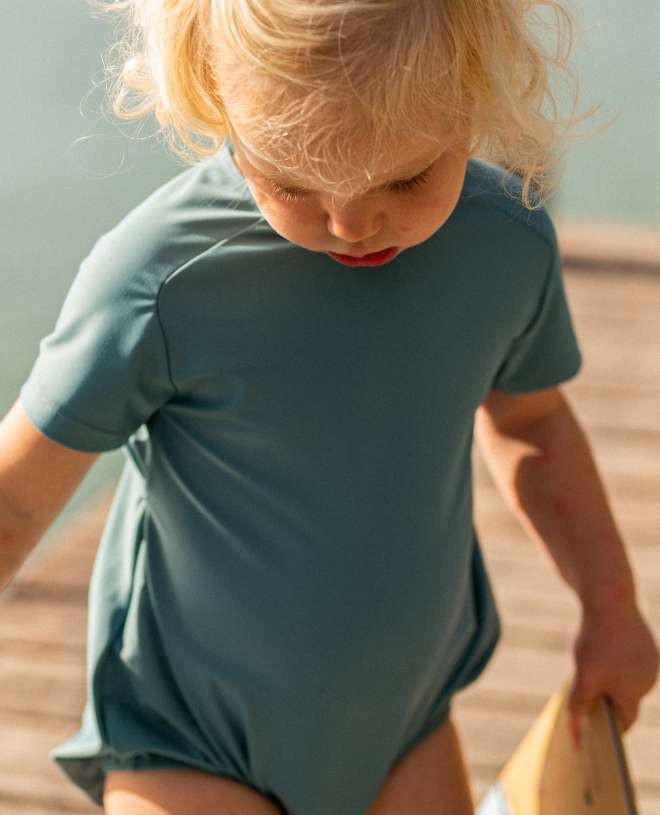 Maillot de bain anti-UV à manches courtes pour bébé Albee en Teal de CANOPEA