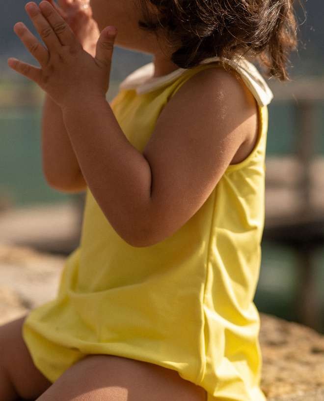Maillot de bain anti-UV à manches courtes pour bébé Simone en Canary de CANOPEA