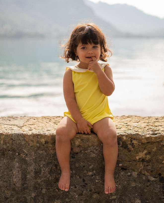 Maillot de bain anti-UV à manches courtes pour bébé Simone en Canary de CANOPEA