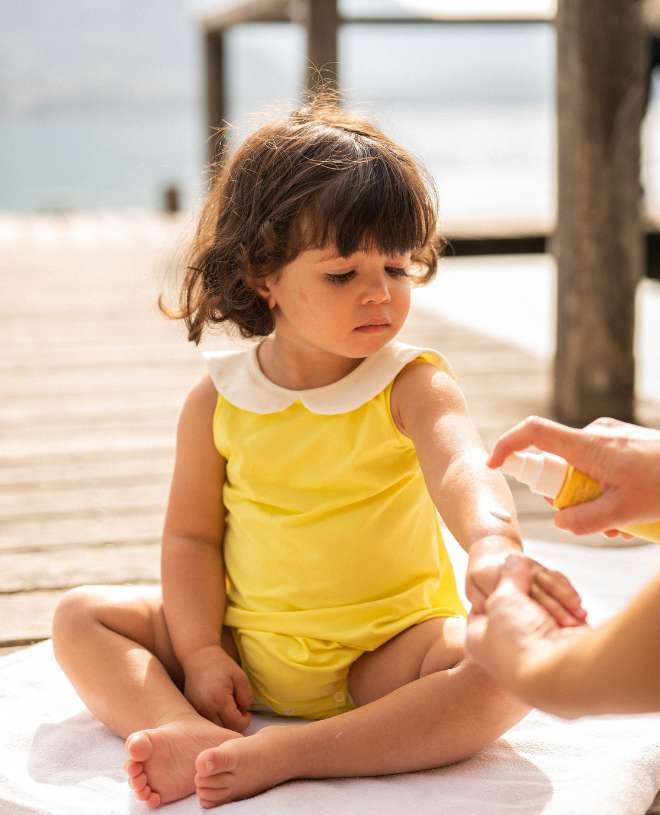 Maillot de bain anti-UV à manches courtes pour bébé Simone en Canary de CANOPEA