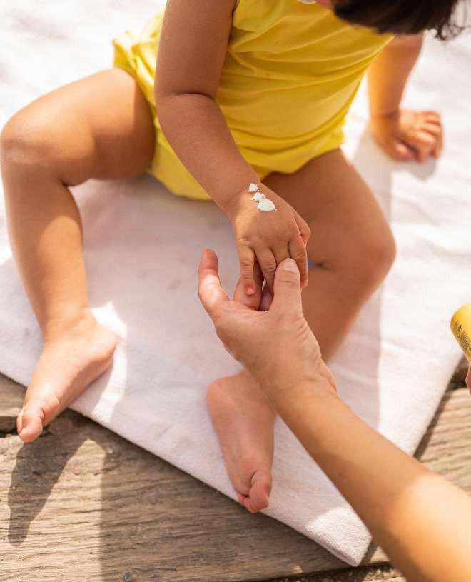Maillot de bain anti-UV à manches courtes pour bébé Simone en Canary de CANOPEA