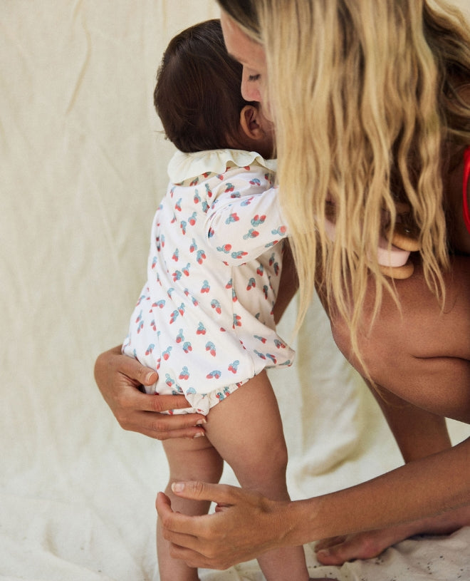Maillot de bain anti-UV à manches longues pour bébé Daisy en strawberry de CANOPEA