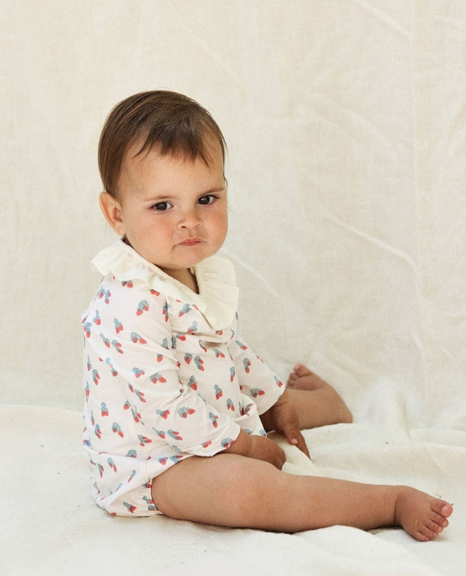 Maillot de bain anti-UV à manches longues pour bébé Daisy en strawberry de CANOPEA