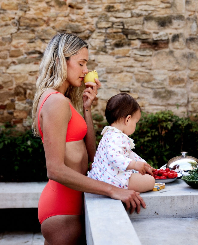 Maillot de bain anti-UV à manches longues pour bébé Daisy en strawberry de CANOPEA