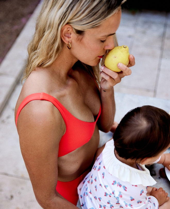 Maillot de bain anti-UV à manches longues pour bébé Daisy en strawberry de CANOPEA