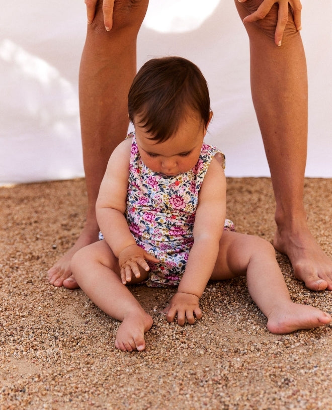 Maillot de bain anti-UV à manches courtes pour bébé Maggie en romance de CANOPEA