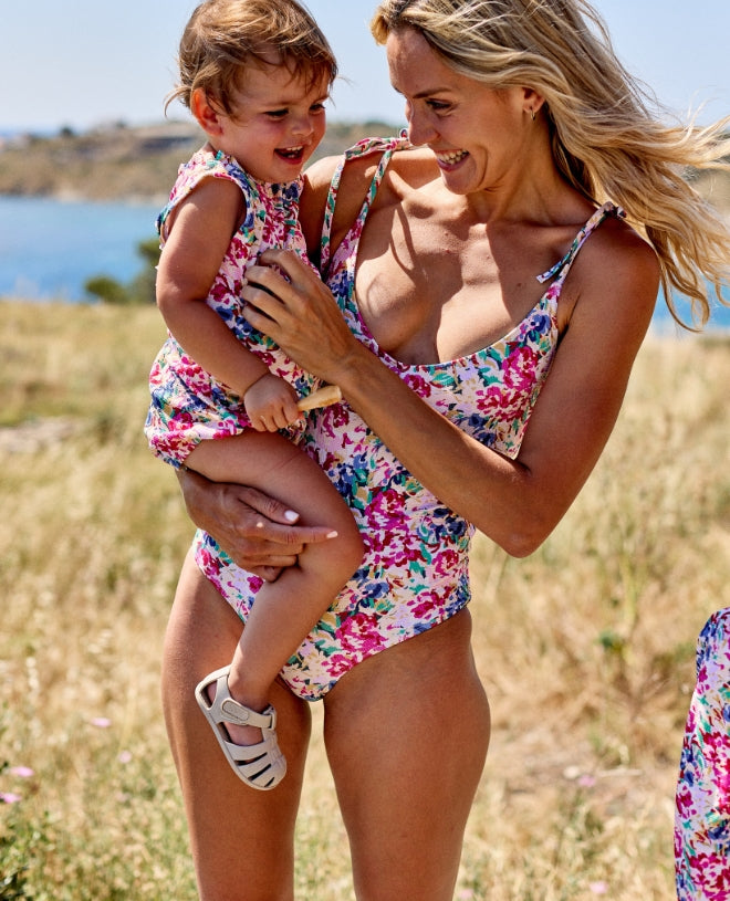 Maillot de bain anti-UV à manches courtes pour bébé Maggie en roseraie de CANOPEA