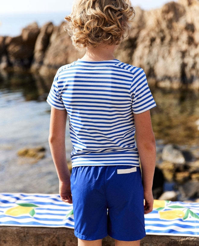Garçon portant un t-shirt anti UV Canopea cobalt stripe