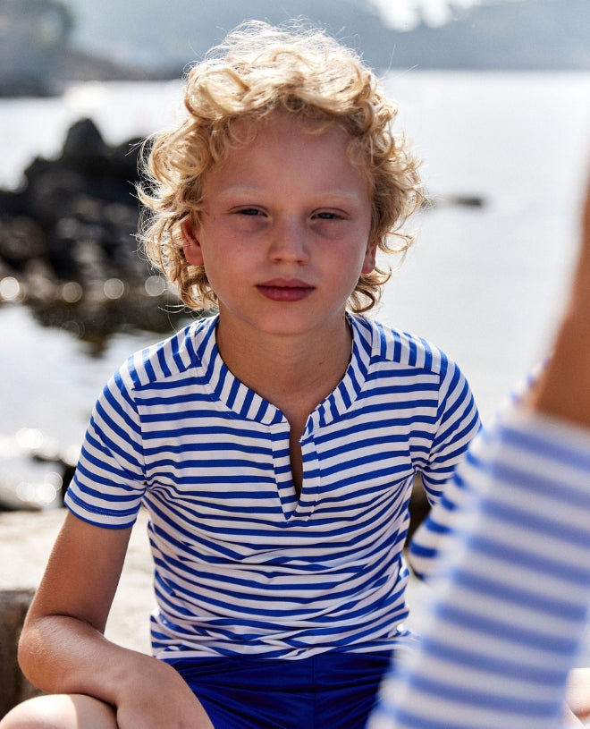 Garçon portant un t-shirt anti UV Canopea cobalt stripe