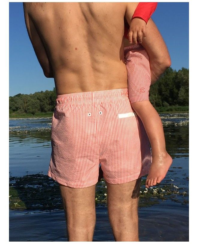 Papa portant le short de bain en seersucker rouge fragola de Canopea