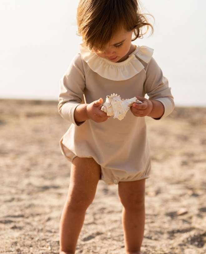 Maillot de corps bébé fille sale