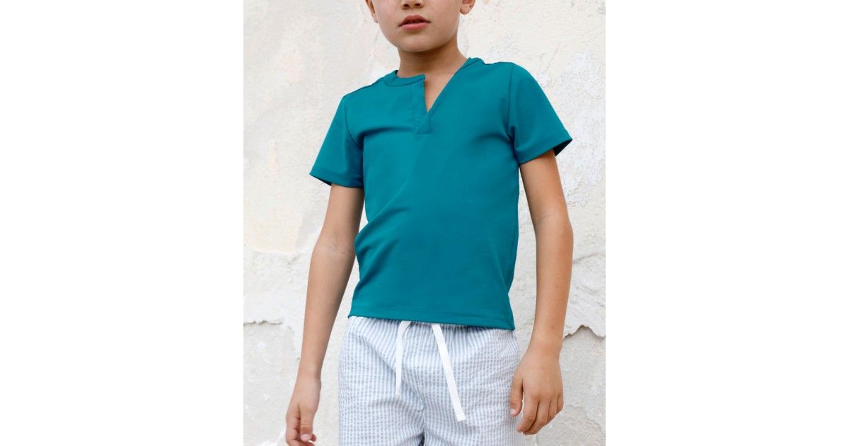 Garçon portant un t-shirt anti UV vert Bari de Canopea