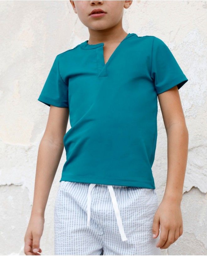 Boy wearing a Bari green green sun protective rashguard by Canopea