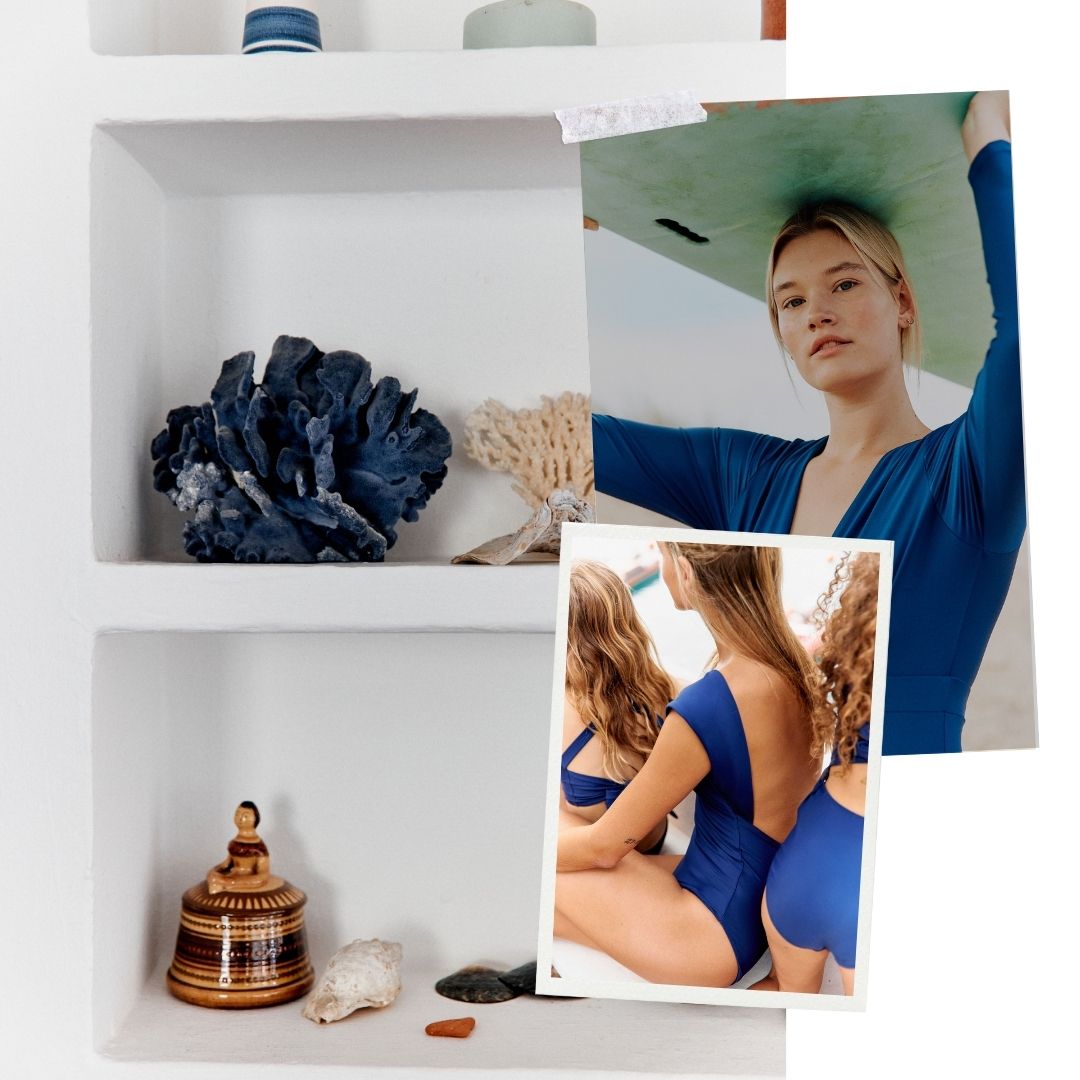 Une étagère blanche minimaliste avec des objets décoratifs tels qu'un corail bleu foncé, une petite boîte en bois et quelques pierres. Deux photos sont superposées sur l’image : l’une montre une jeune femme blonde en maillot de bain colette blueberry à manches longues portant une planche de surf au-dessus de sa tête, l’autre présente une femme et deux filles assises côte à côte, portant des maillots de bain aussi blueberry. 