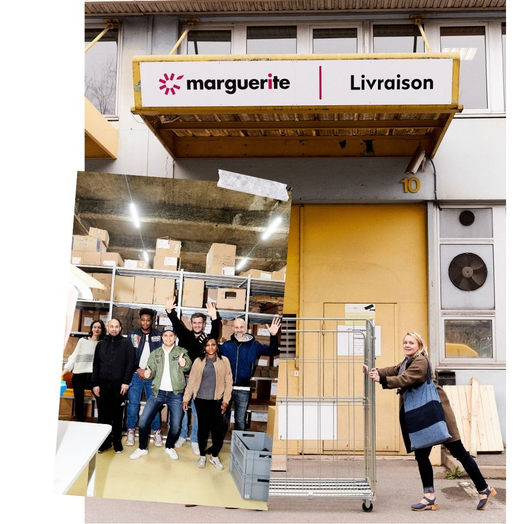 Notre fondatrice souriante qui pousse un chariot métallique vide devant un bâtiment industriel gris et jaune, avec une enseigne indiquant 'Marguerite Livraison'. Une photo intégrée montre une équipe de plusieurs personnes dans un entrepôt, debout devant des étagères remplies de cartons.