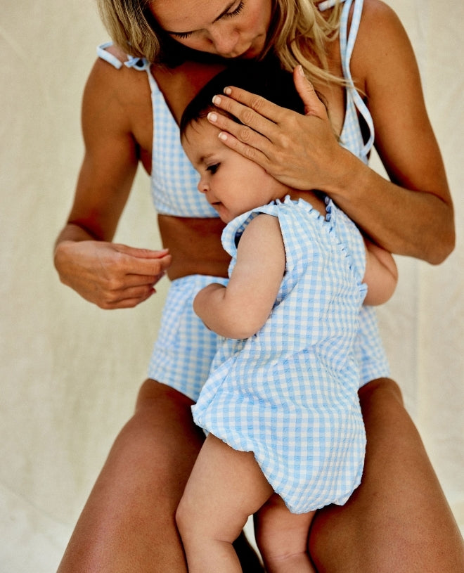 Combinaison MAGGIE anti-UV  bébé sans manche couleur vichy sky de CANOPEA