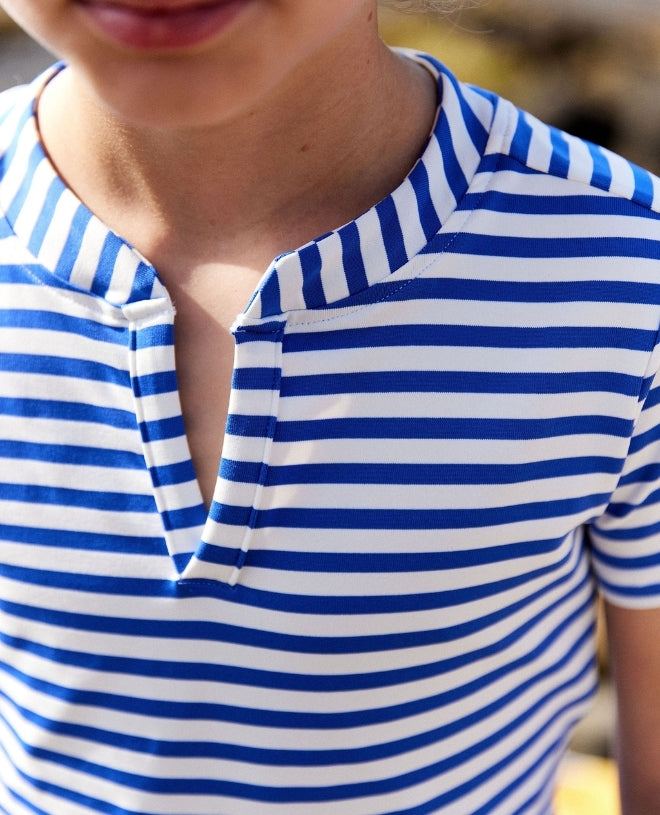 Garçon portant un t-shirt anti UV Canopea cobalt stripe