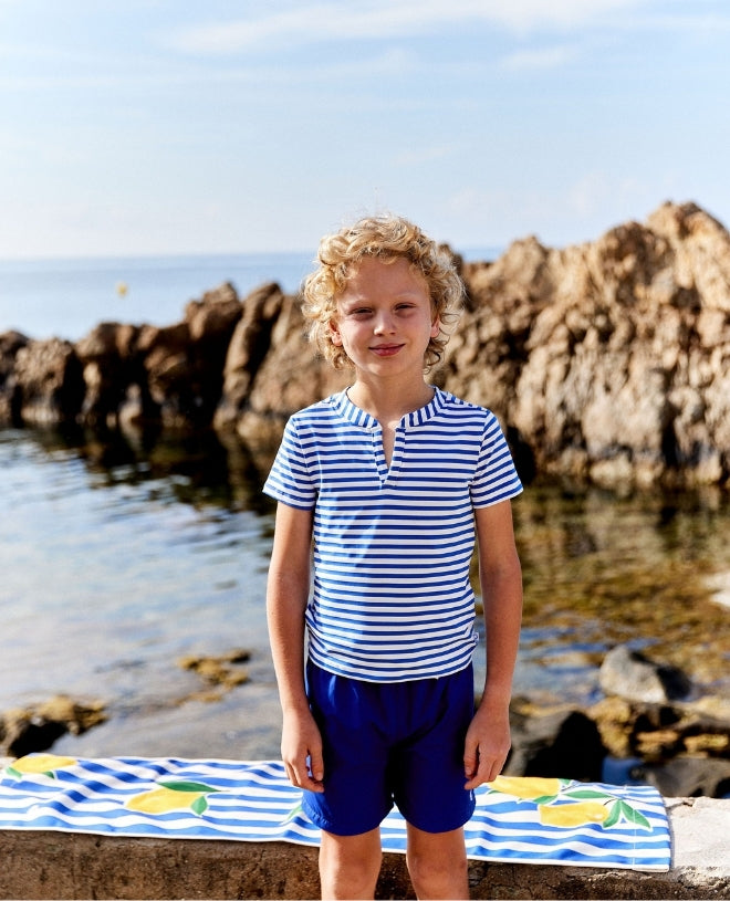 Garçon portant un t-shirt anti UV Canopea cobalt stripe